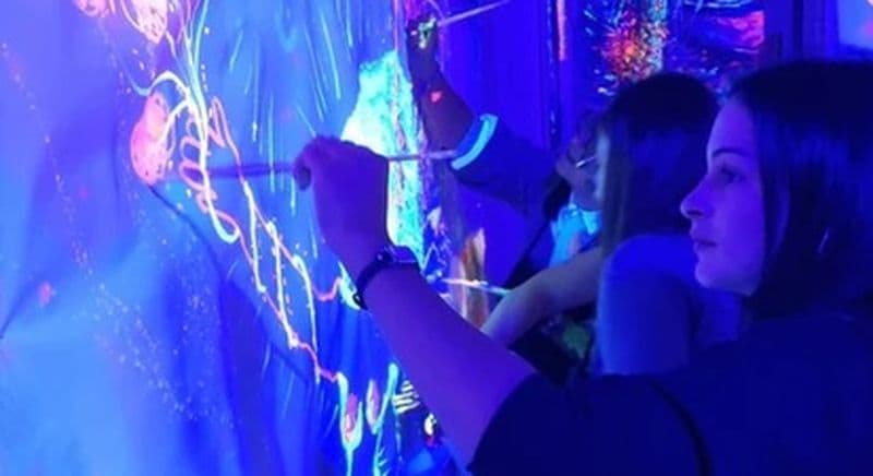 Atelier de peinture fluo dans le noir à Lyon