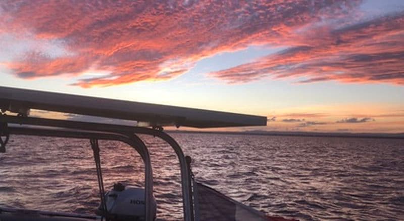 Coucher de soleil en voilier depuis Port Camargue dans la baie d'Aigues-Mortes