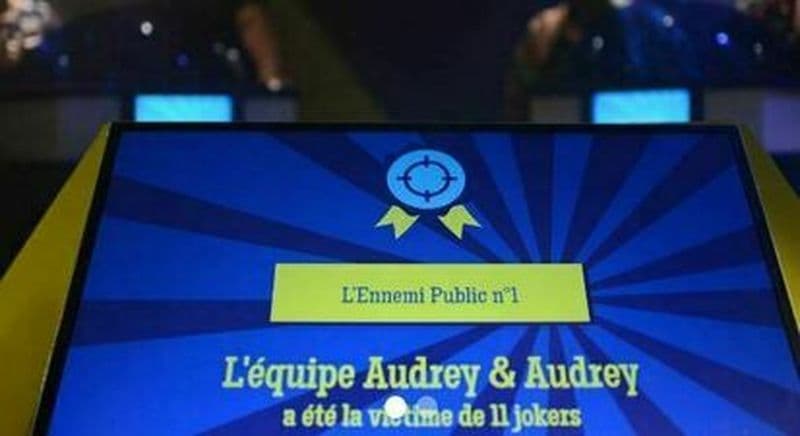 Participation à un blindtest immersif dans un décor de plateau TV à Toulouse