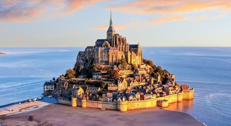 Survol du Mont-Saint-Michel en Hélicoptère au Départ de Caen