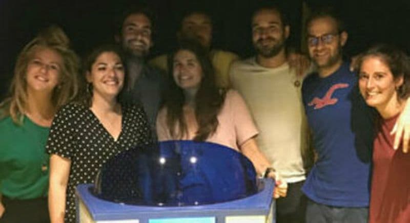 Participation à un blindtest immersif dans un décor de plateau TV à La Réunion