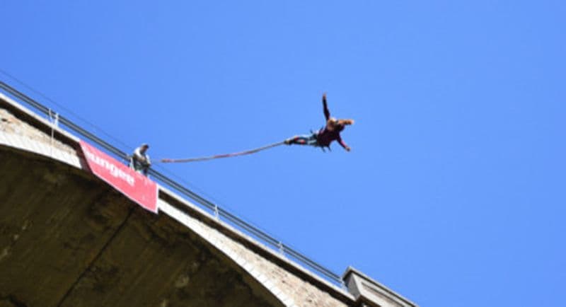 Saut à l'Élastique depuis le viaduc de Coquilleau à proximité de Bordeaux