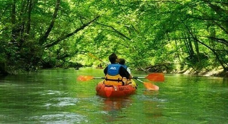 Canoë biplace en eau vive à Sorde-l'Abbaye dans les Landes