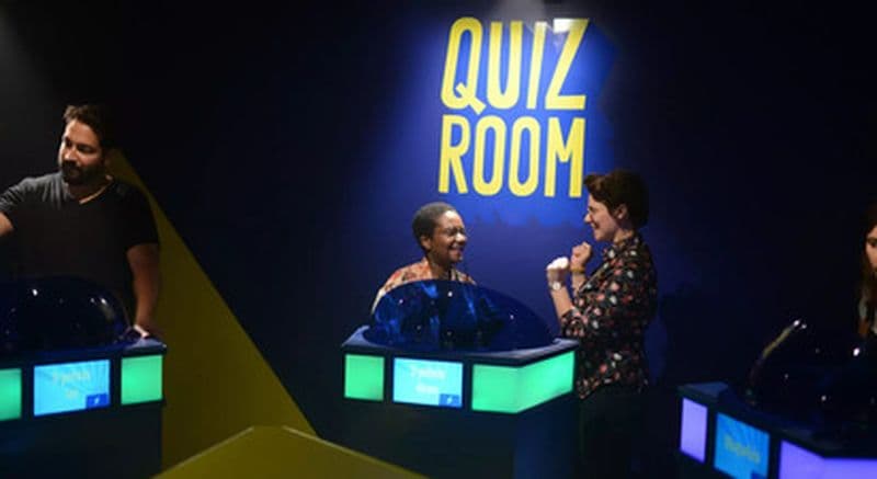 Participation à un blindtest immersif dans un décor de plateau TV à Angers