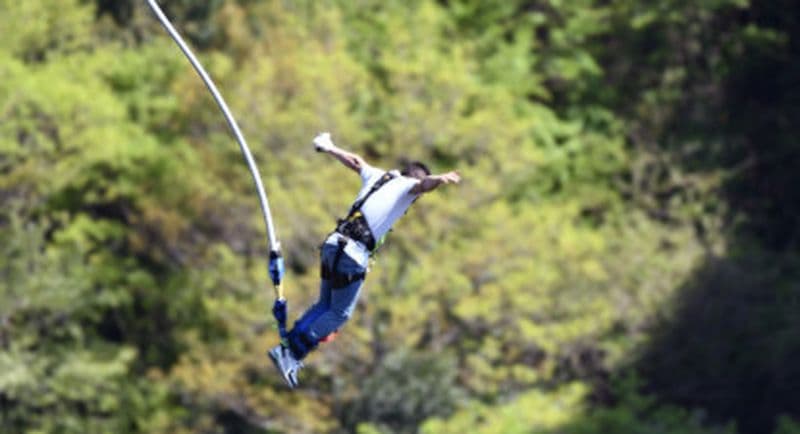 Saut à l'élastique sur le pont de Bezergue près de Castres