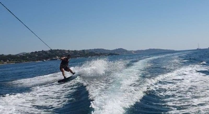 Session de ski nautique ou wakeboard à Sainte-Maxime