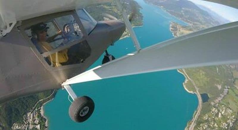 Baptême de l'air en ULM en Ubaye au-dessus du lac de Serre-Ponçon à Barcelonnette