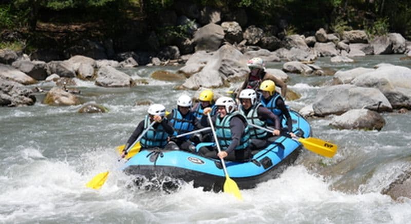 Rafting sur la rivière Ubaye près de Barcelonnette en PACA