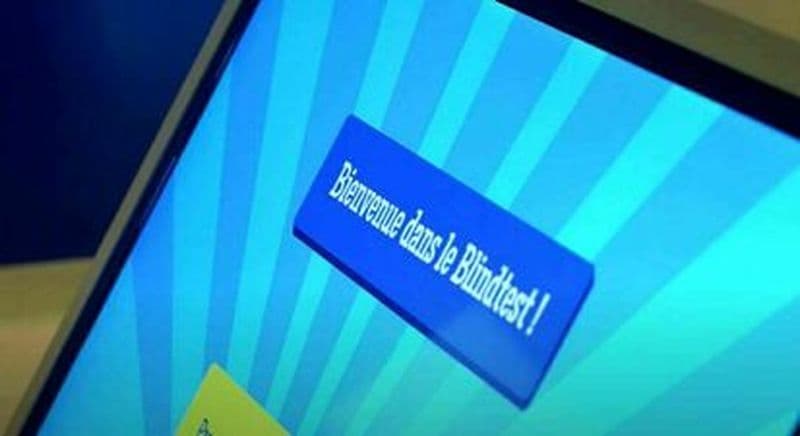 Participation à un blindtest immersif dans un décor de plateau TV à Epinal