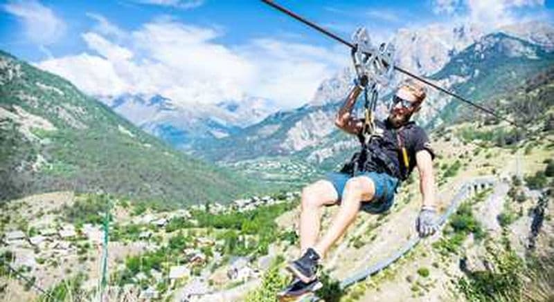 Tyroliennes géantes et via ferrata dans les Gorges de la Durance à l'Argentière la Bessée