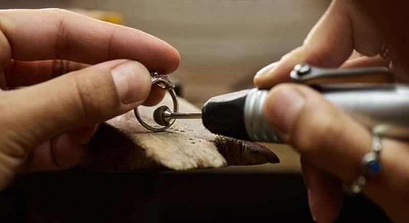 Atelier de création d'un bijou à Antibes