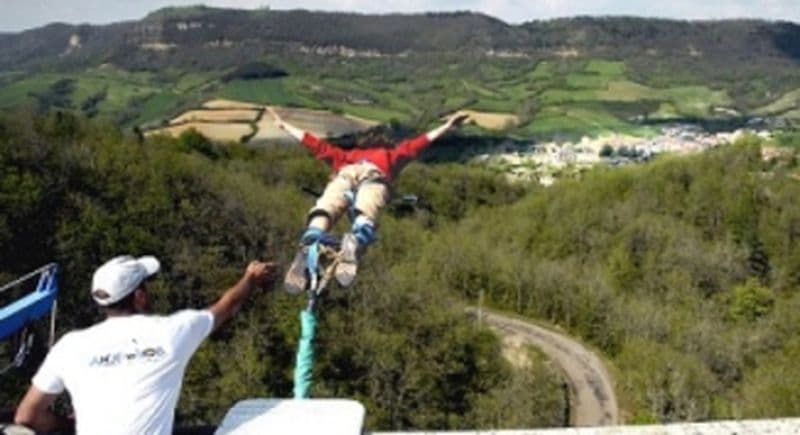 Saut à l'élastique filmé par caméra embarquée près de Rodez