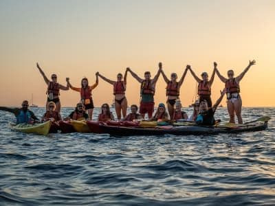 Aventure en kayak de mer avec repas léger à partir de Mesa Pigadia à Santorin