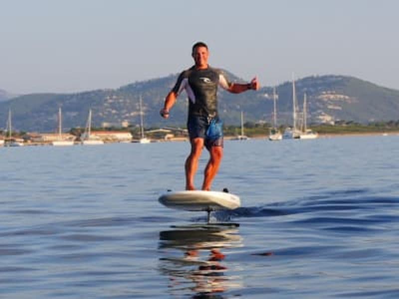 Cours de E-foil sur la presqu'île de Giens à Hyères