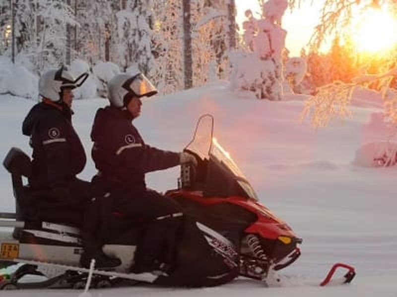 Billet Safari en motoneige dans le parc national de Linnansaari depuis Oravi