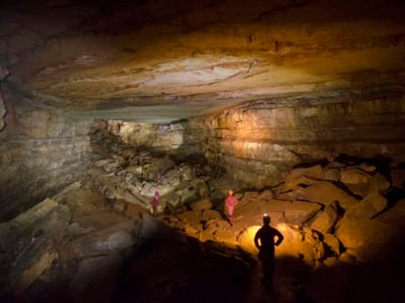 Spéléologie dans la grotte de Castelbouc dans les gorges du Tarn