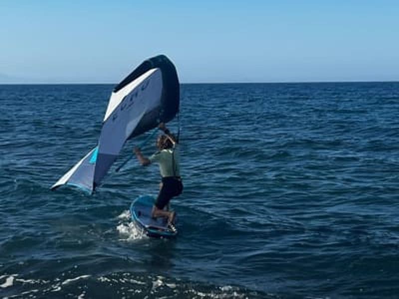 Location de wing foil sur la plage de Monolithos, Santorin