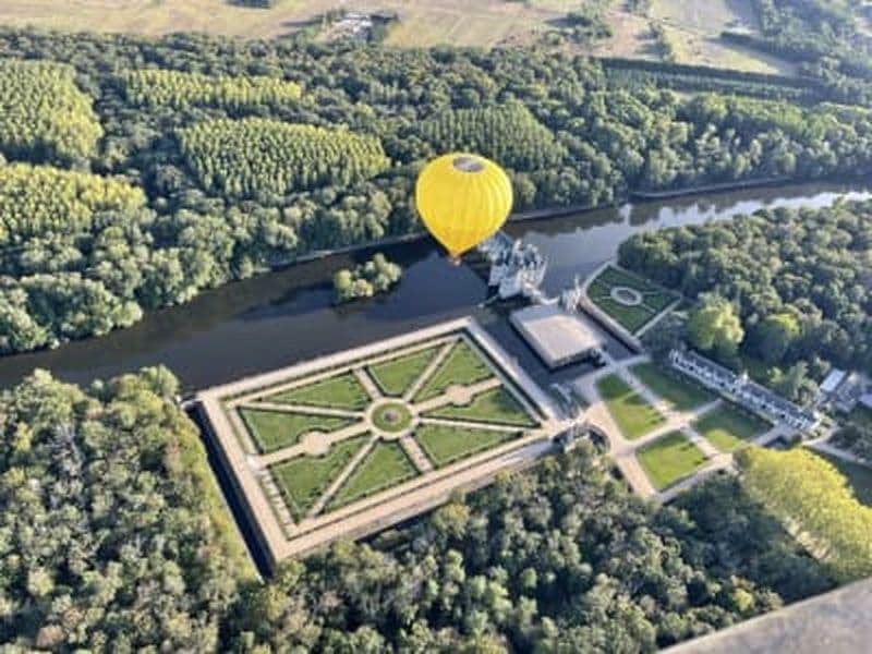 Survol de la vallée de la Loire et ses châteaux en montgolfière depuis Amboise, près de Tours