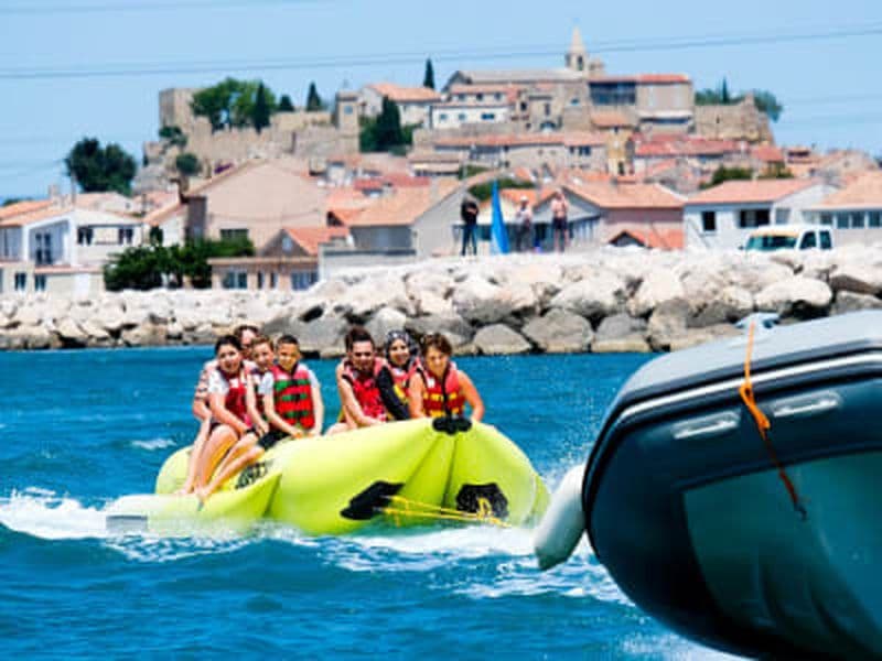 Bouée tractée sur l’étang de Berre à Istres