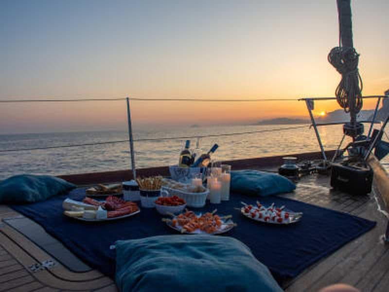 Billet Croisière en voilier à Saint-Cyr-sur-Mer au coucher du soleil