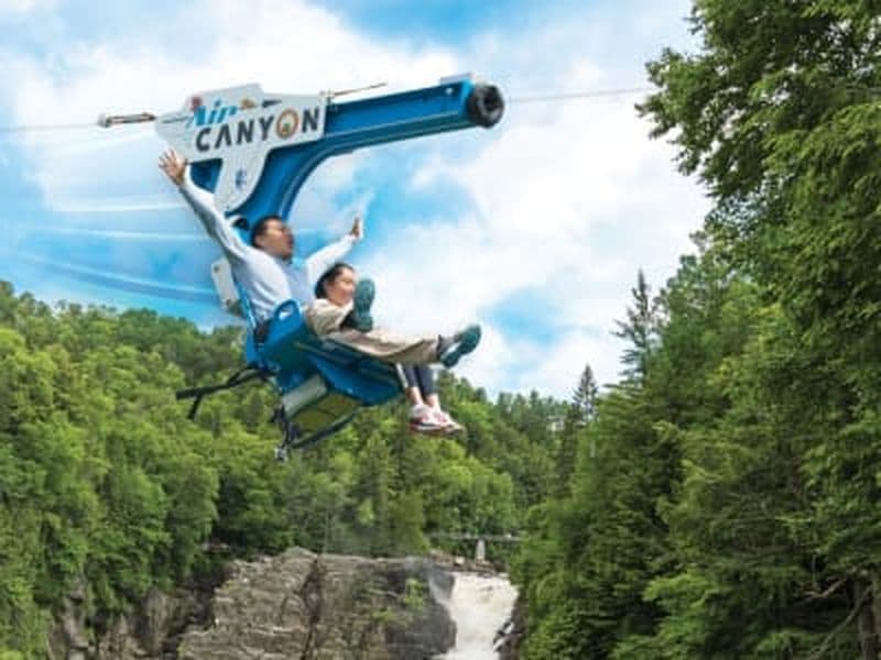 Tyrolienne au-dessus du canyon Sainte-Anne près de Québec