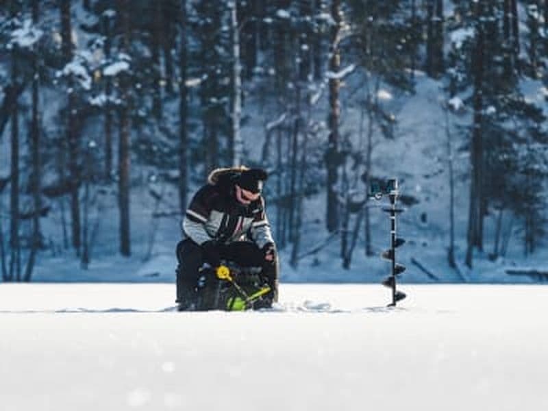 Billet Excursion de pêche sur glace et promenade en traîneau dans le parc national de Linnansaari au départ d'Oravi