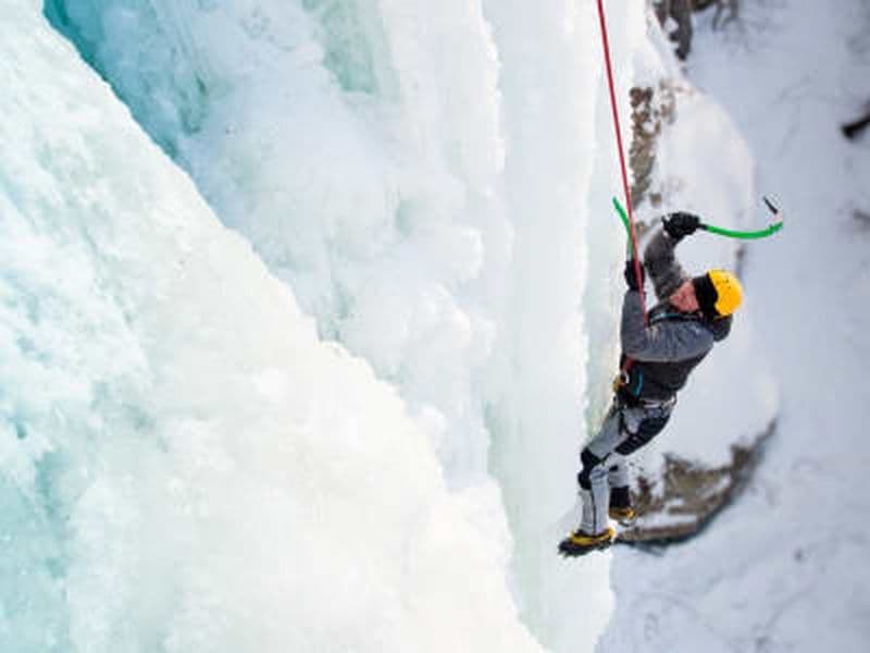 Initiation à l'escalade sur glace à La Montagne d'Argent dans les Laurentides
