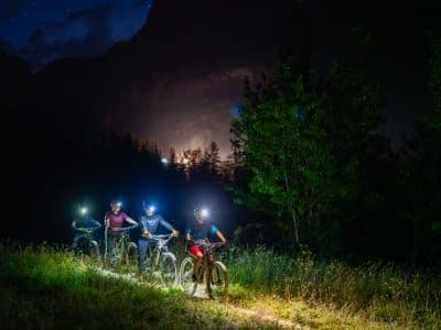 Descente du col du Lautaret à VTT de nuit au Monêtier-les-Bains, près de Serre Chevalier