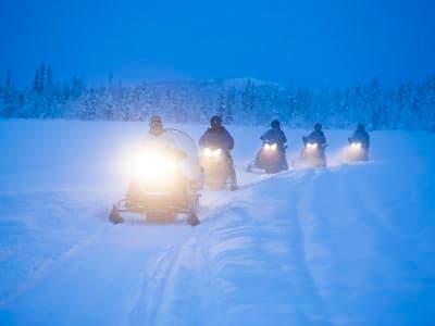 Excursion en motoneige près de Kiruna en Suède