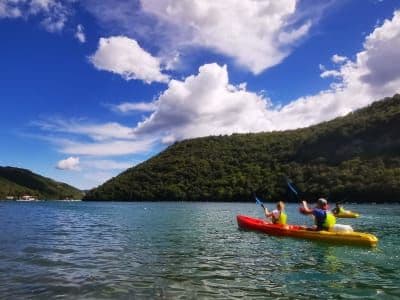 Kayak de mer dans le fjord de Croatie de la baie de Lim au départ de Porec