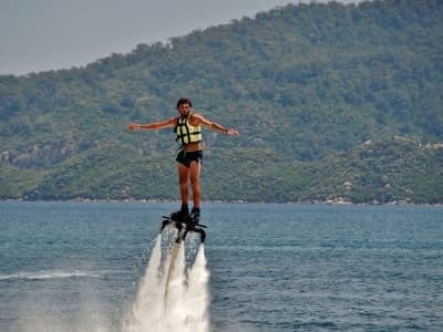 Session de Flyboard sur la plage de Perivolos, Santorin