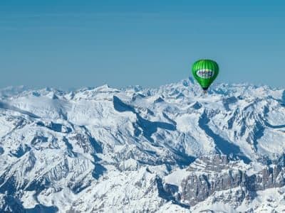Vol en montgolfière au-dessus des Alpes tyroliennes près d'Innsbruck