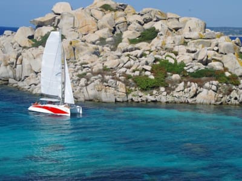 Croisière en catamaran, dans la réserve naturelle de Bonifacio, au départ de Piantarella