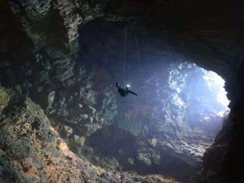 Excursion en spéléologie à Garganta do Cabo dans le parc naturel d'Arrabida, près de Lisbonne