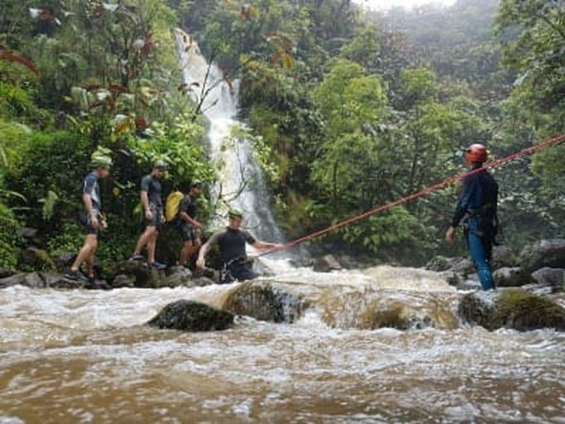 Excursion de canyoning dans les Lavatubes à Tahiti