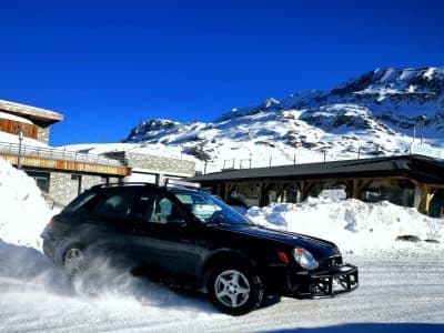 Session de pilotage sur glace en voiture sur le circuit de l'Alpe d'Huez