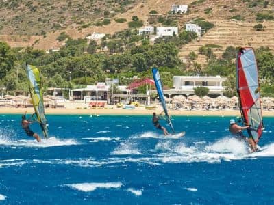Leçon de planche à voile pour débutants à la plage de Mylopotas à Ios