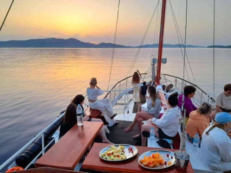Croisière en bateau pirate dans les Cyclades au départ de Paros