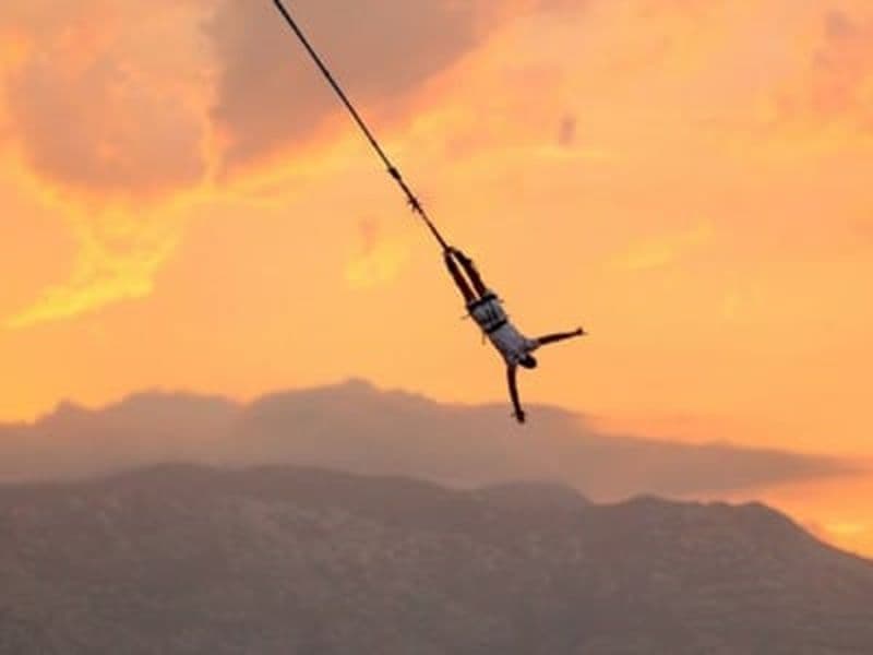Saut à l'élastique de 55 mètres à la plage de Zrce, près de Novalja