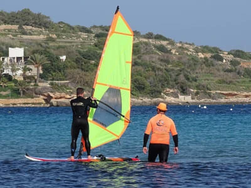 Cours de planche à voile pour débutants dans la baie de Mellieha, Malte