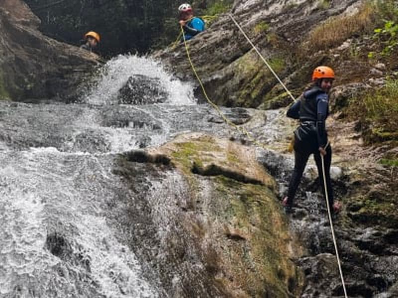 Canyoning dans la rivière Navedo près de Potes, Cantabrie