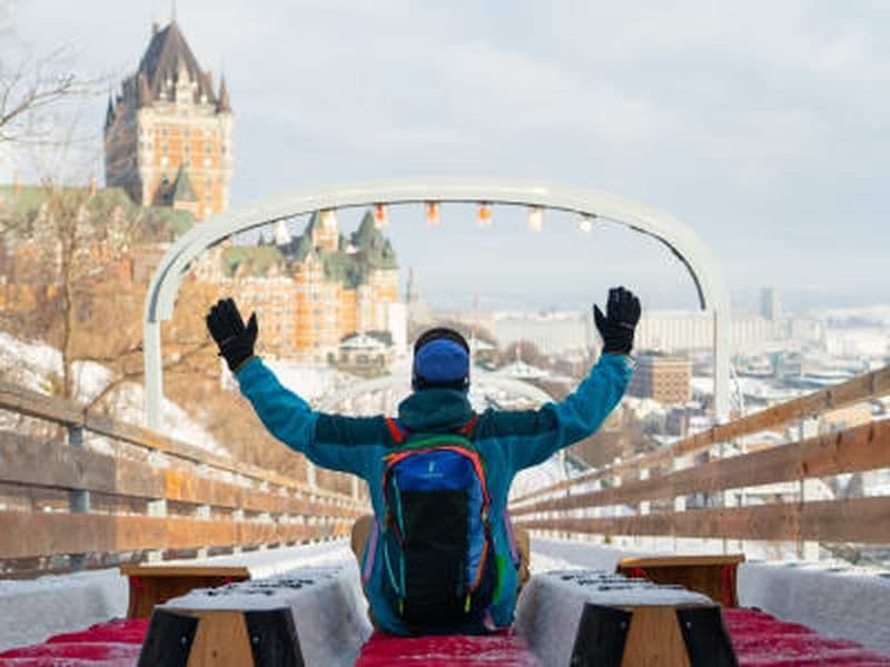 Glissade en luge à Québec, sur la terrasse Dufferin face au Château Frontenac