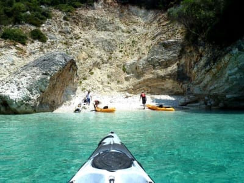 Excursion en kayak de mer à la grotte de Papanikolis depuis Mikros Gialos à Leucade