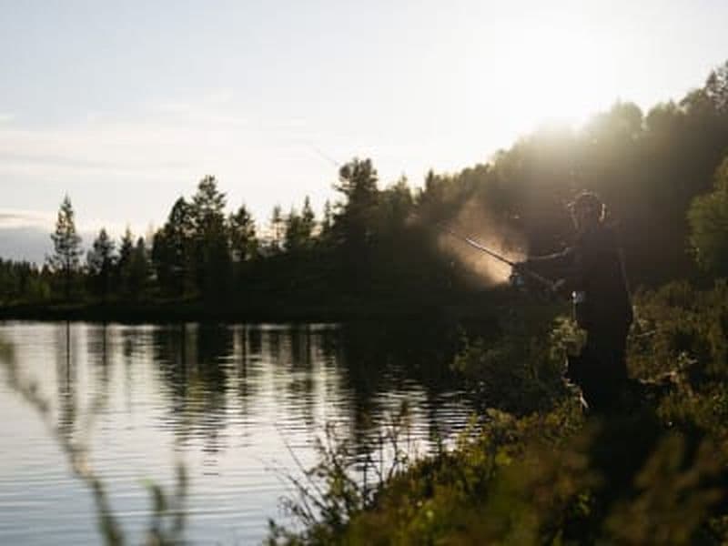 Billet Voyage de pêche estival au soleil de minuit à Ivalo