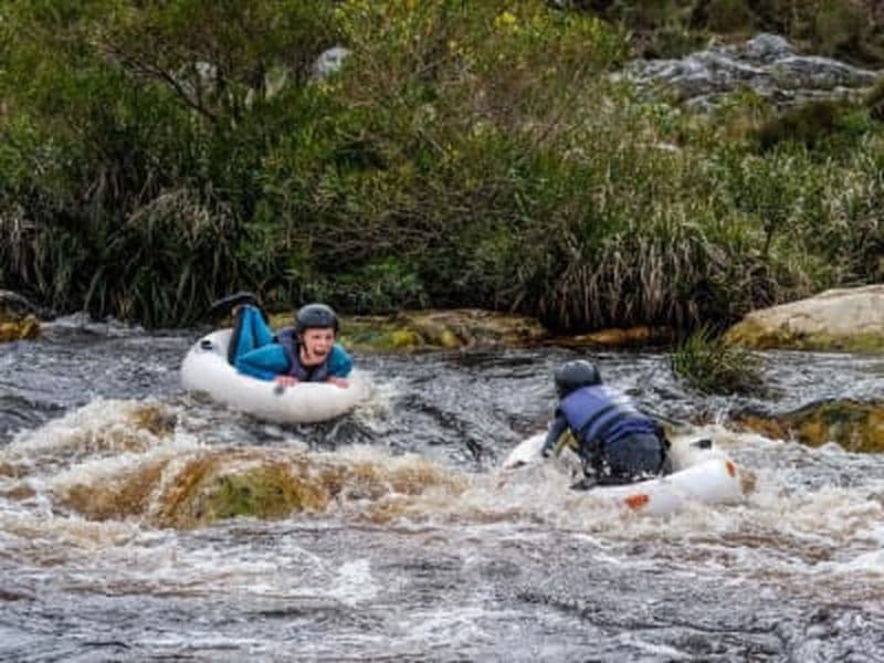 Tubing sur la rivière Palmiet dans la réserve naturelle de Kogelberg, Afrique du Sud