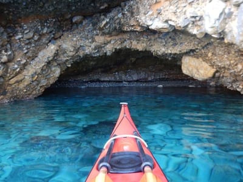 Excursion en kayak aux spéléologies de Moutsouna, à Naxos
