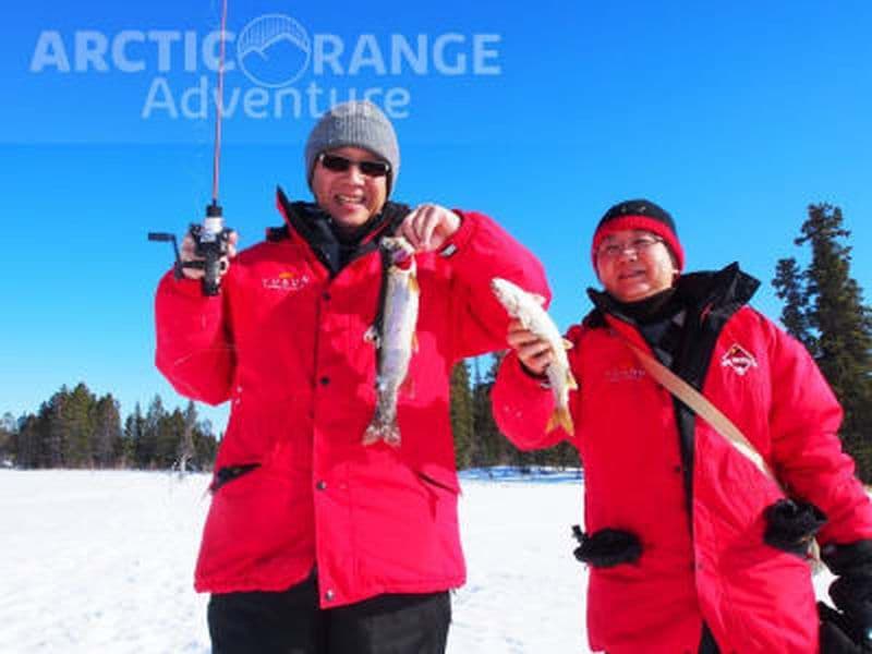 Excursion de pêche sur glace au Yukon près de Whitehorse