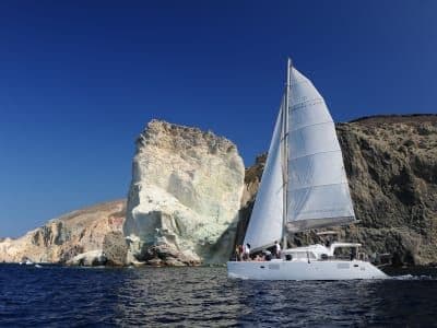 Billet Croisière en catamaran depuis la marina de Vlychada à Santorin avec déjeuner