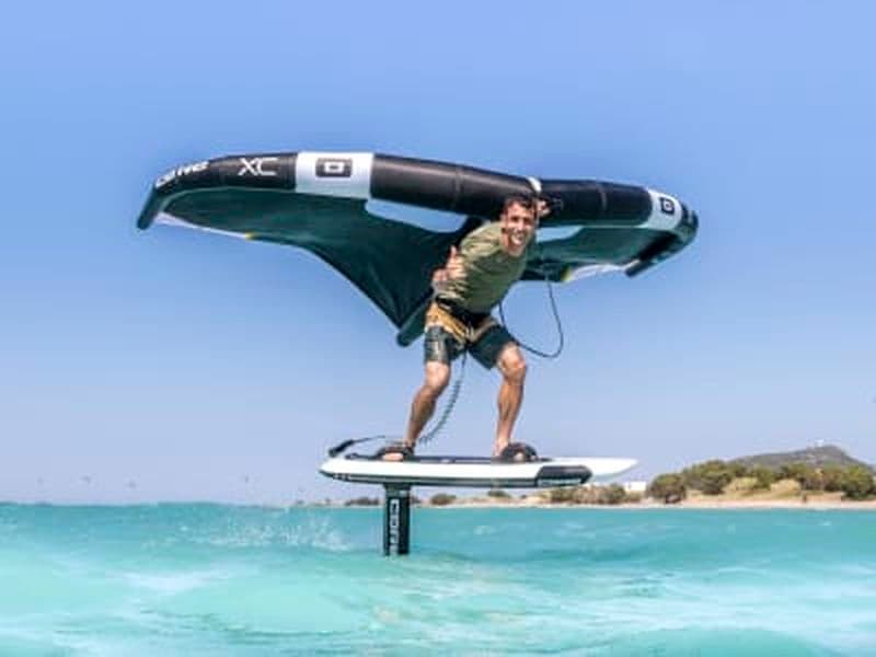 Cours de wing foil à la plage de Theologos à Rhodes