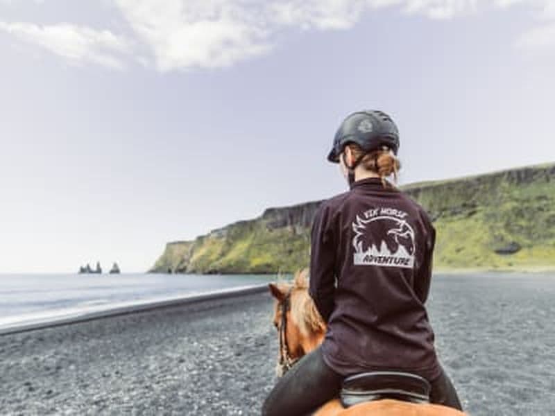 Billet Randonnée à cheval sur la plage de sable noir dans le sud de l'Islande depuis Vík í Mýrdal